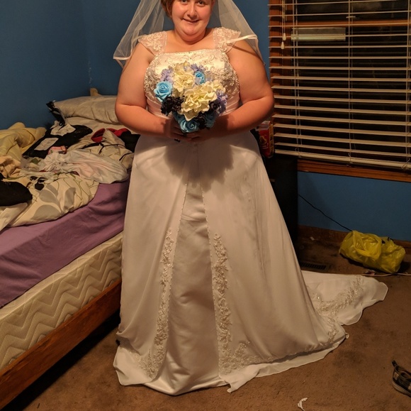 Wedding Dress. - Picture 2 of 4